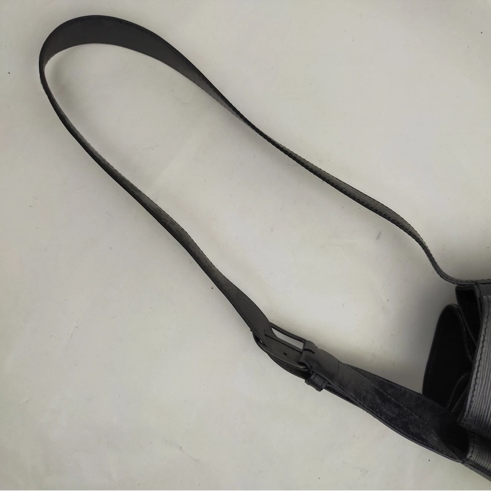Louis Vuitton Black Epi Sac D’Epaule GM - Picture 5 of 8